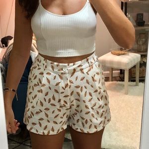 Boutique High-Waist feather patterned shorts